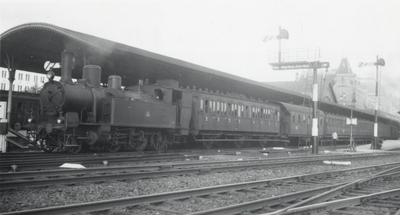 160840 Afbeelding van de stoomlocomotief nr. 5606 (serie 5600, ex. S.B.B.) van de N.S. met een trein naar Delfzijl ...